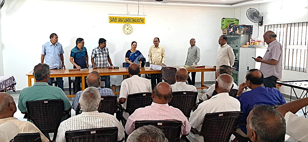6 The President introducing Project officer V Nagamalliswari Garu GHMC who attended  for a Special meeting for formation of Aasara committee .jpeg